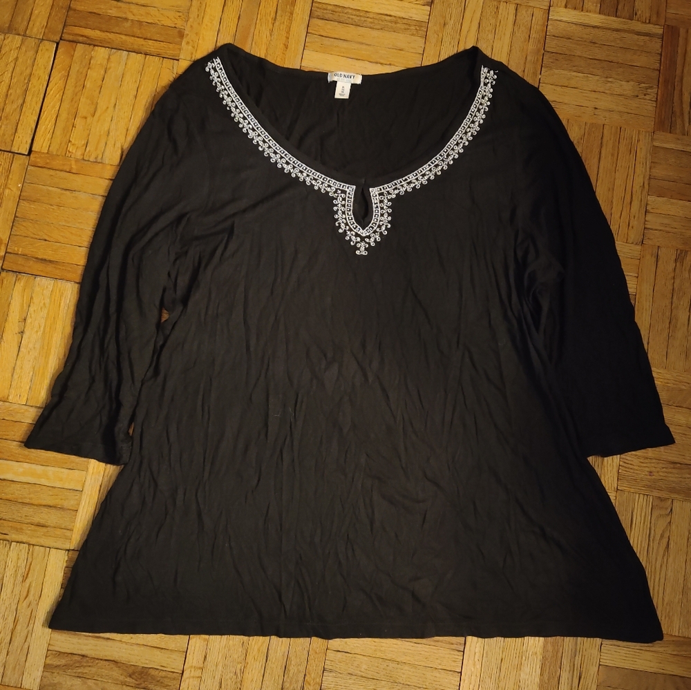 Old Navy Black 3/4 Sleeve Keyhole Top With White Embroidered Beaded Neckline